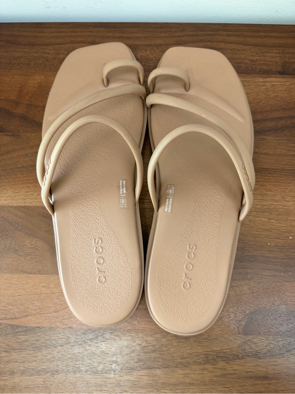 Crocs Miami Toe Loop Milk Chocolate Sandals size 7 NWOT - Picture 2 of 3